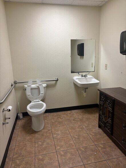 More Photos Of 4809 E Busch Blvd, Tampa Office For Sale