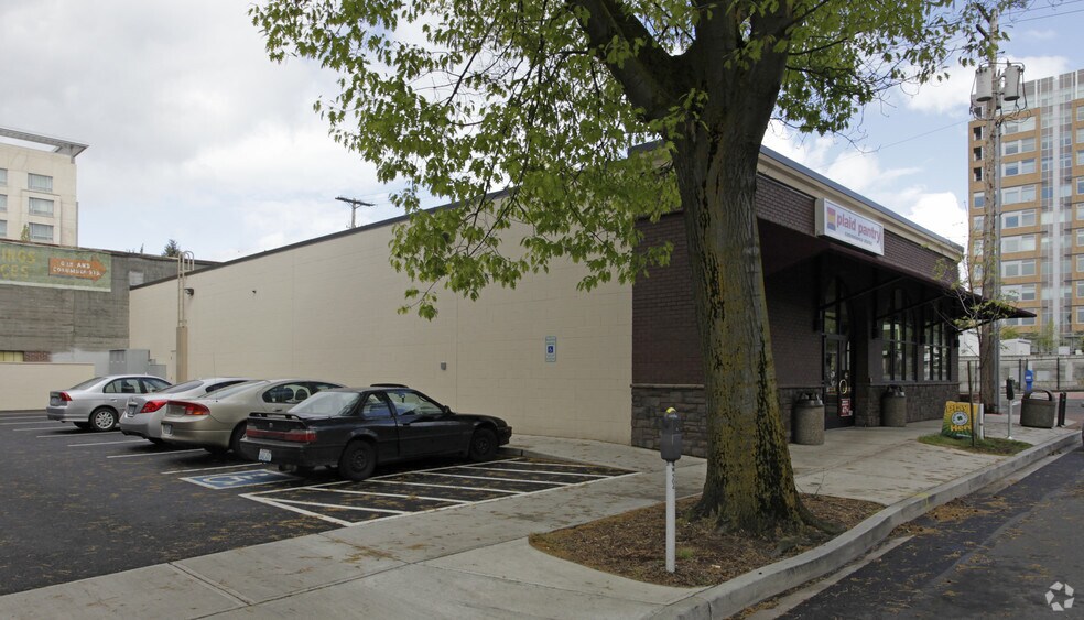 More Photos Of 205 W 6th St, Vancouver Convenience Store For Lease