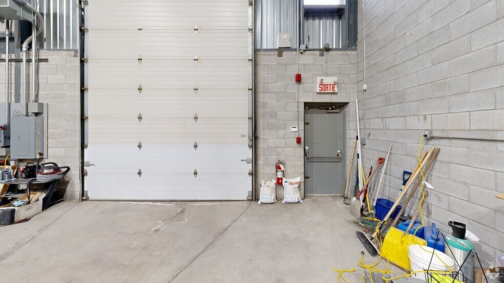 Primary Photo Of 4293-4345 Des Laurentides (A-15) E, Laval Showroom For Lease