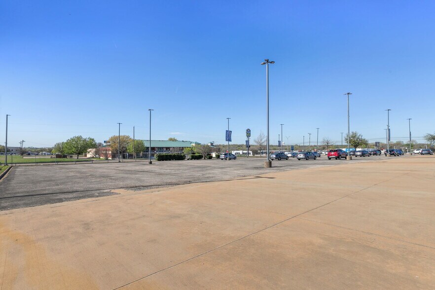 More Photos Of 940 N I-35 E, Lancaster Auto Dealership For Lease