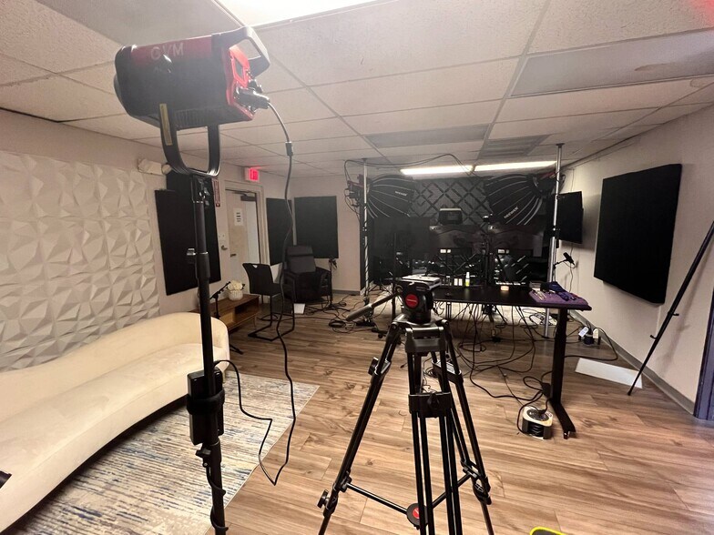 More Photos Of 8140 E Butherus Dr, Scottsdale Auto Dealership For Lease