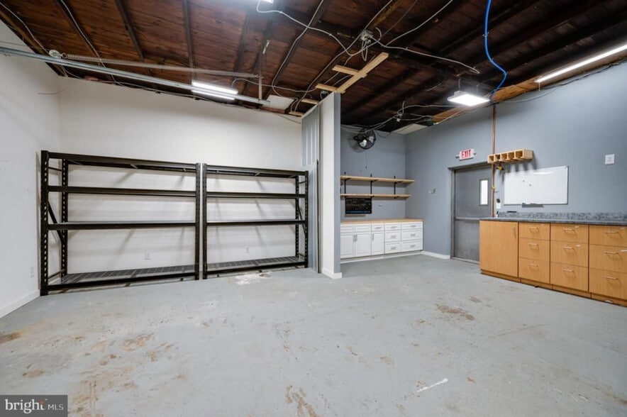 More Photos Of 519 Main St, Blandon Flex For Sale