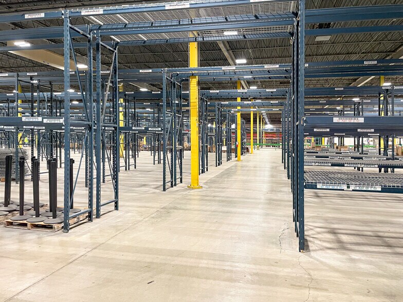 More Photos Of 1303-1315 N Highway Dr, Fenton Distribution For Lease