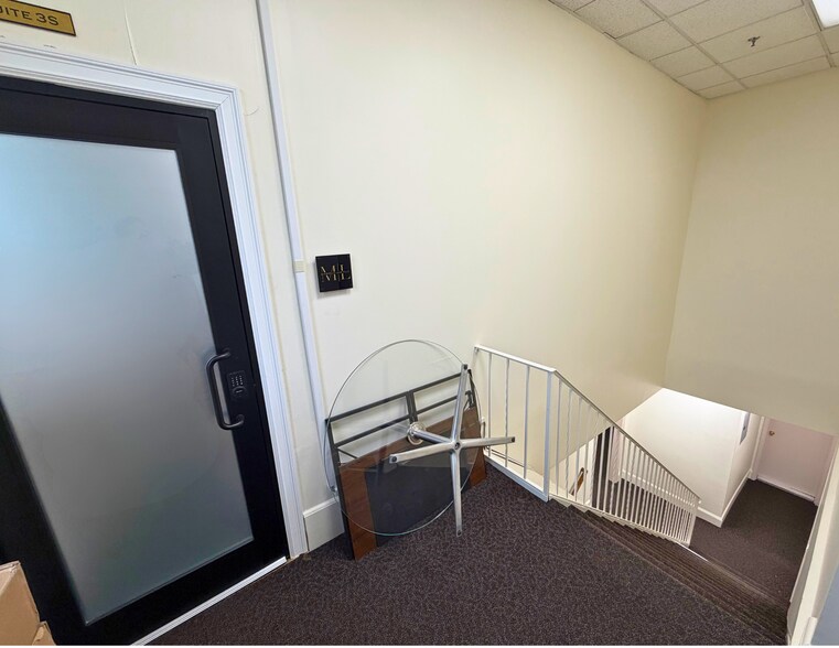 More Photos Of 4018 Bell Blvd, Bayside Office For Lease