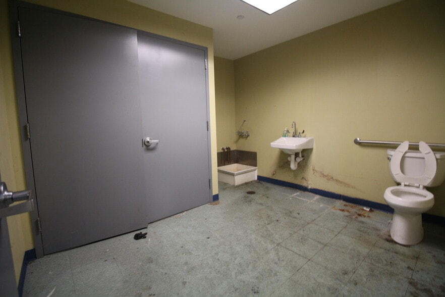 More Photos Of 925 N 8th St, Camden Warehouse For Lease