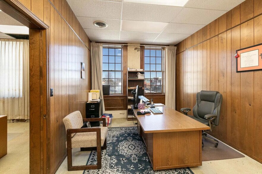 More Photos Of 105 W Cherry St, Nevada Office For Sale