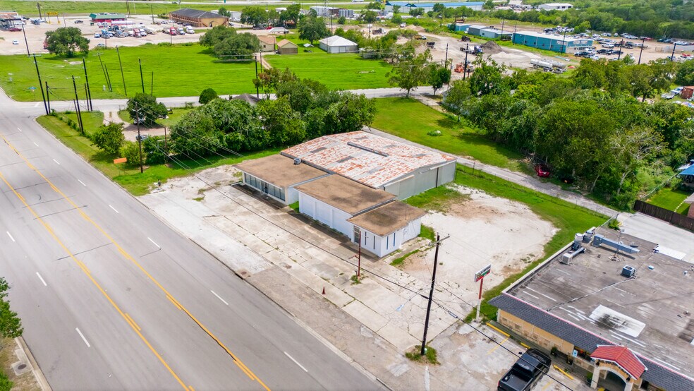 More Photos Of 4107 Port Lavaca Dr, Victoria Showroom For Sale