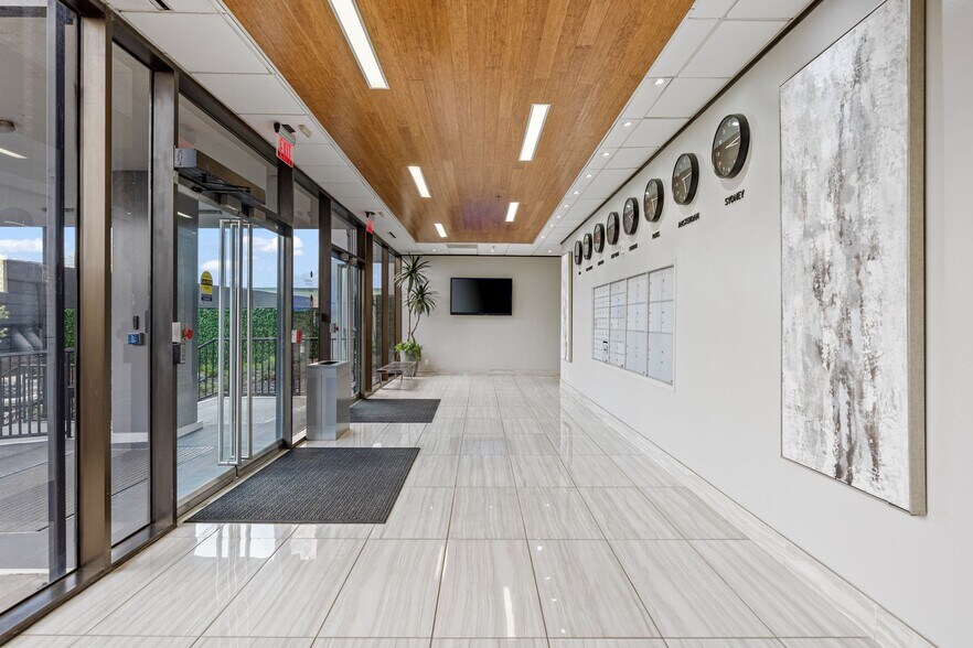 More Photos Of 2550 N Loop Fwy W, Houston Office For Lease
