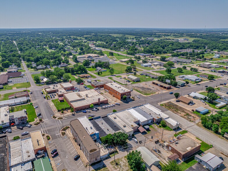 More Photos Of 111 N Broadway St, Tecumseh Office For Sale