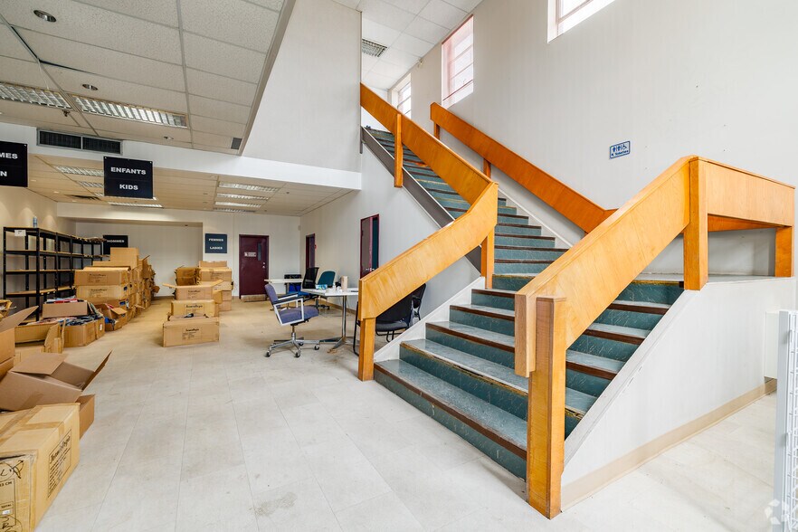 More Photos Of 1280 Boul Jules-Poitras, Montréal Warehouse For Lease