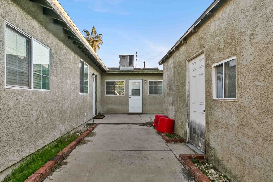 More Photos Of 7317 Clybourn Ave, Sun Valley Contractor Storage Yard For Sale