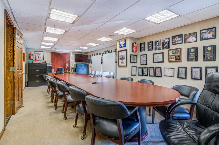 More Photos Of 25 Saint Charles St, Thornwood Distribution For Sale