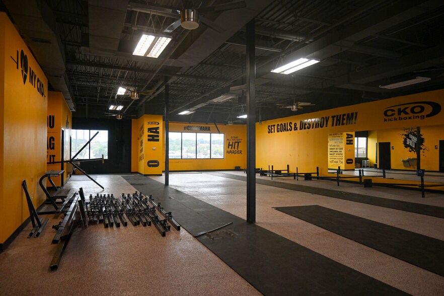 More Photos Of 14126 W Center Rd, Omaha Unknown For Lease