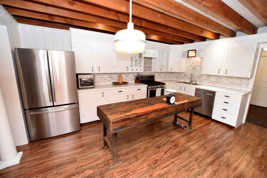 More Photos Of 4034-4036 Grand Blanc Rd, Swartz Creek Freestanding For Sale