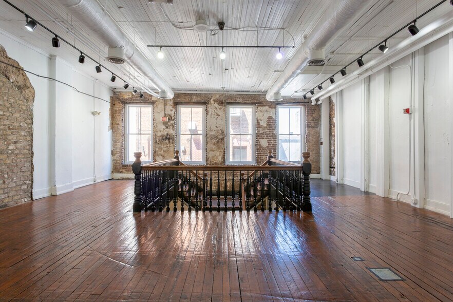 More Photos Of 318 W Broughton St, Savannah Storefront Retail Residential For Lease
