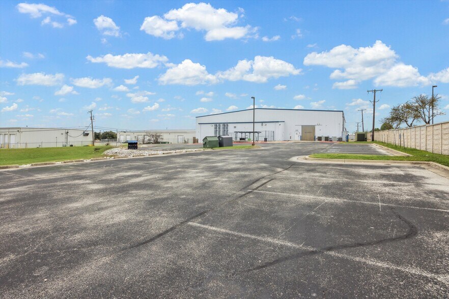 More Photos Of 1700 Royston Ln, Round Rock Service For Lease