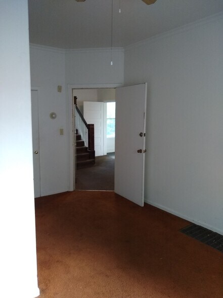 More Photos Of 322 Augusta Ave, Dekalb Dormitory For Sale