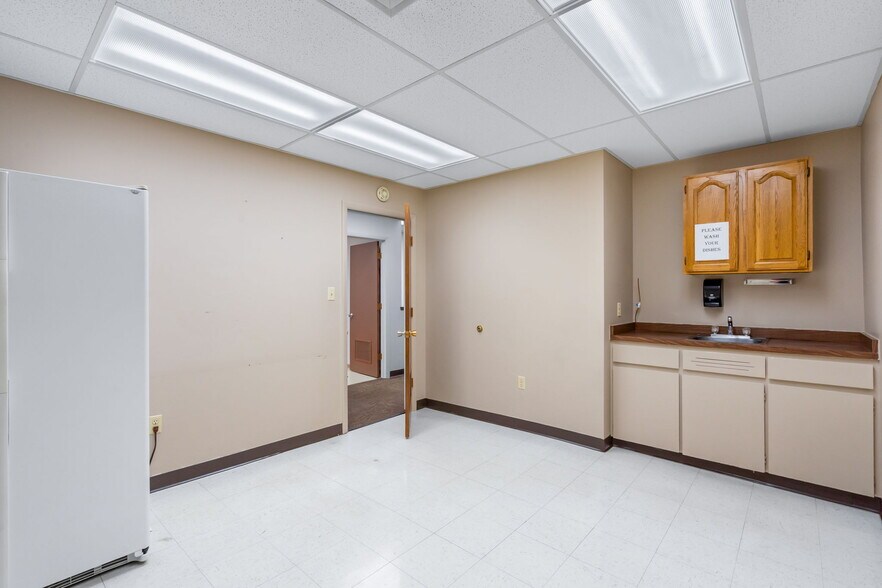 More Photos Of 422 Main St, Windsor Bank For Sale