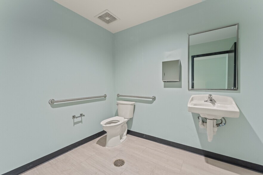 More Photos Of 2726 Continental Dr, Baton Rouge Medical For Lease