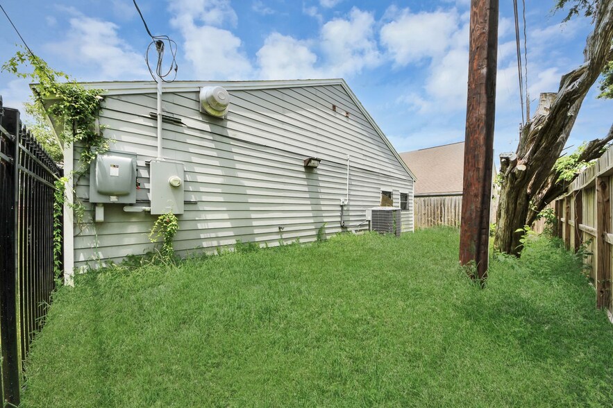 More Photos Of 8346 Howard Dr, Houston Office For Sale