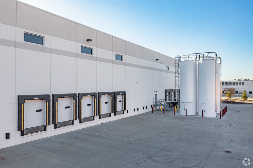 More Photos Of 7720 N Lehigh Ave, Niles Warehouse For Lease