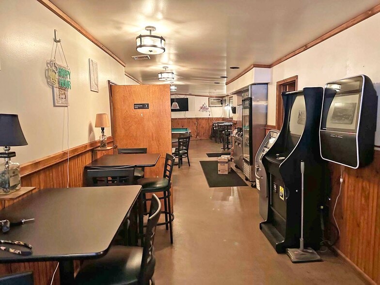More Photos Of 129 Pike St, Carbondale Bar For Sale