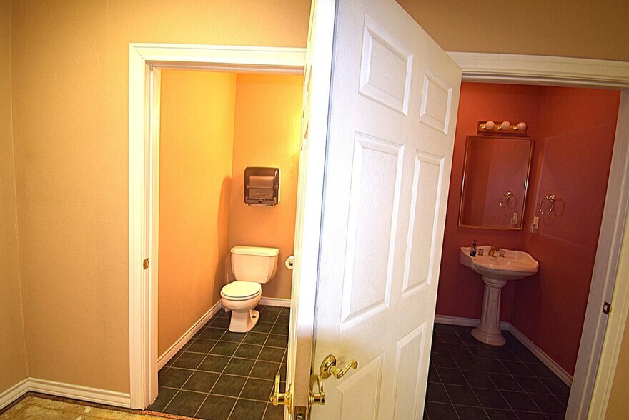 More Photos Of 1001 E Cedar Creek Pky, Seven Points Office For Sale