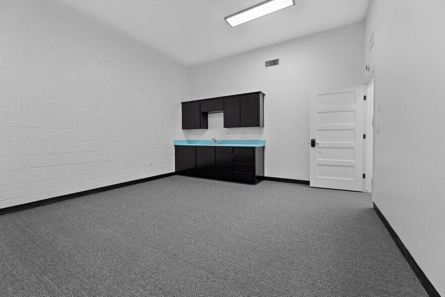 More Photos Of 2008 W Dorothea Ave, Visalia Freestanding For Lease