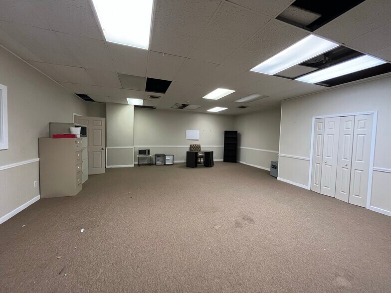 More Photos Of 102 Lincolnway E, Mishawaka Storefront For Sale