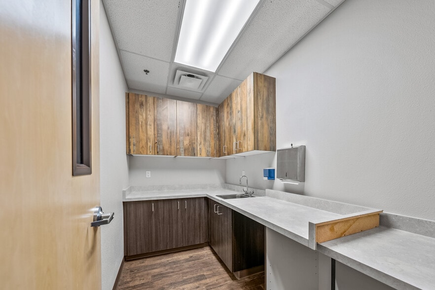 More Photos Of 2166 NW Vine St, Grants Pass Medical For Sale