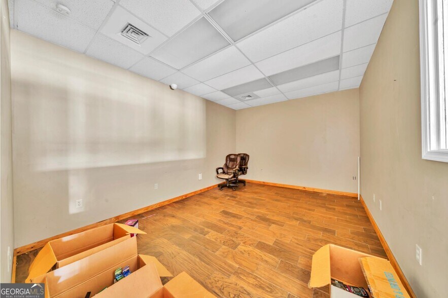 More Photos Of 905 Hillcrest Pky, Dublin Storefront For Sale