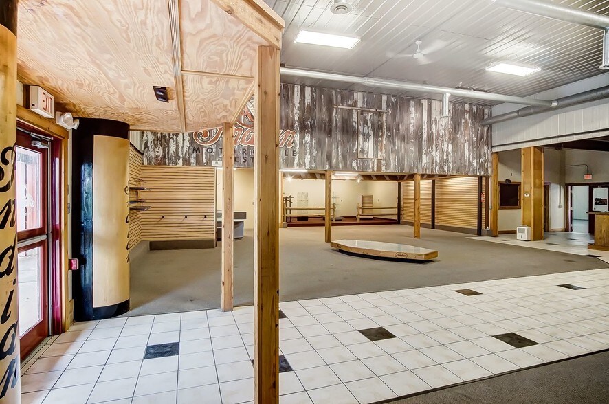 More Photos Of 20660 W Bowling Green Road, Weston Auto Repair For Lease