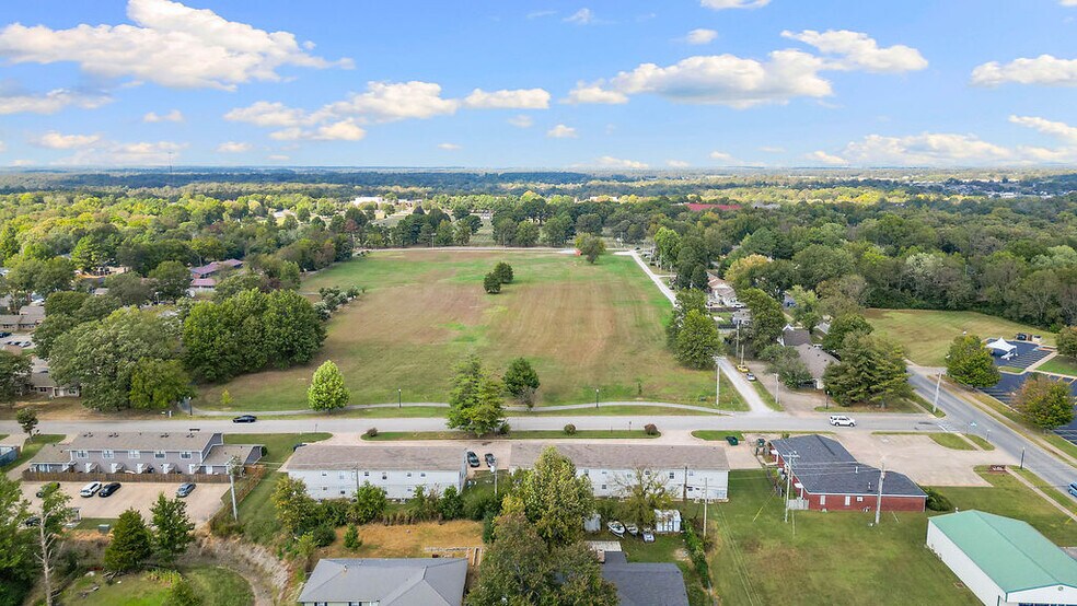 More Photos Of 1810 W Twin Springs St, Siloam Springs General Retail For Sale