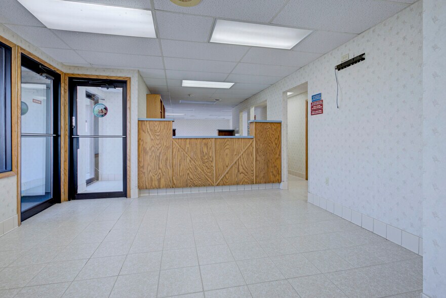 More Photos Of 2321 W Wisconsin Ave, Appleton Veterinarian Kennel For Sale