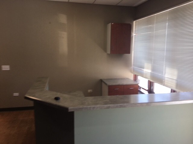 More Photos Of 820 E Terra Cotta Ave, Crystal Lake Office For Sale