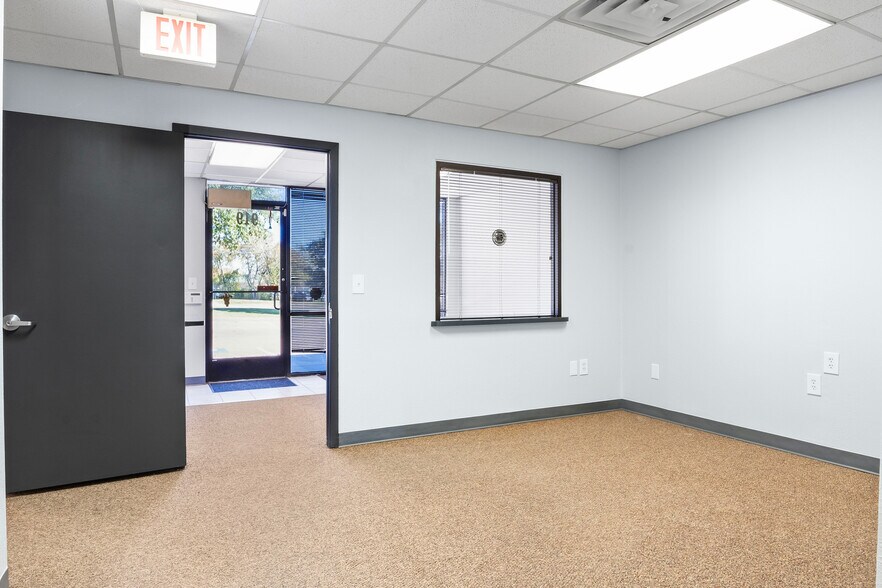 More Photos Of 915-921 N Mill St, Lewisville Office For Sale