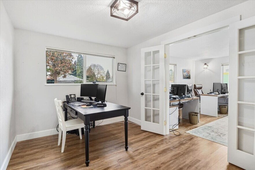 More Photos Of 2115 E 27th St, Vancouver Office For Sale