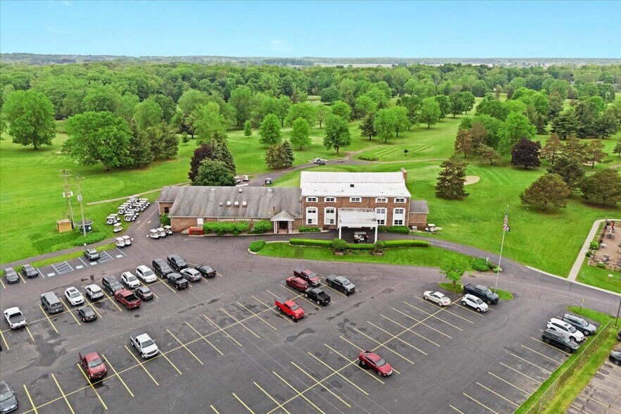 More Photos Of 9512 E Lippincott Blvd, Davison Golf Course Driving Range For Sale
