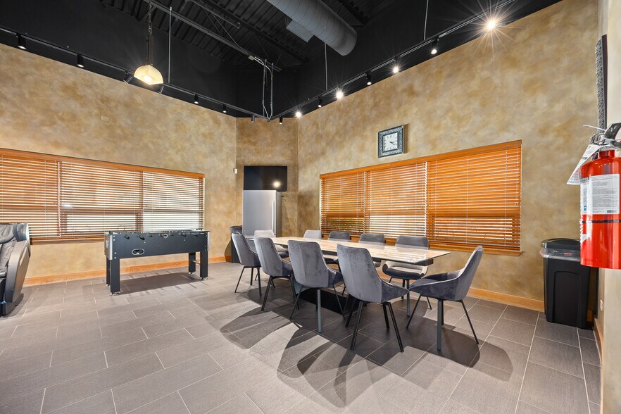 More Photos Of 2005 Bloomingdale Rd, Glendale Heights Office For Sale