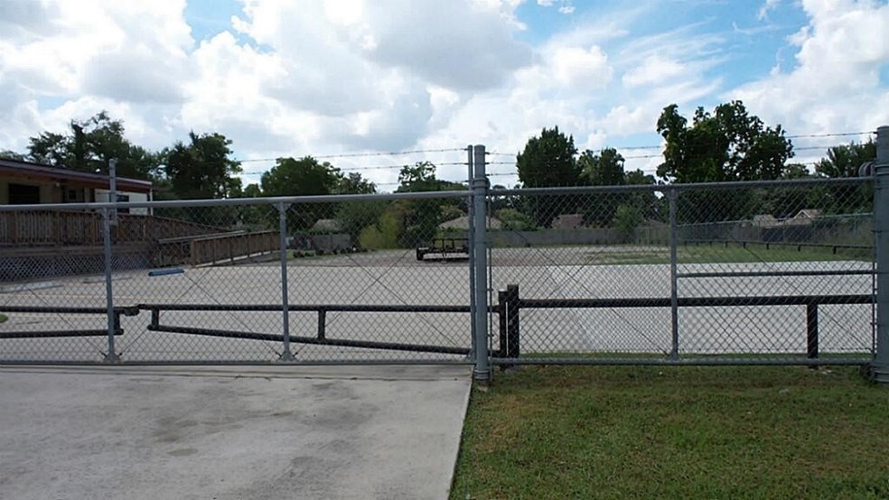 More Photos Of 4439 Pinemont Dr, Houston Land For Lease