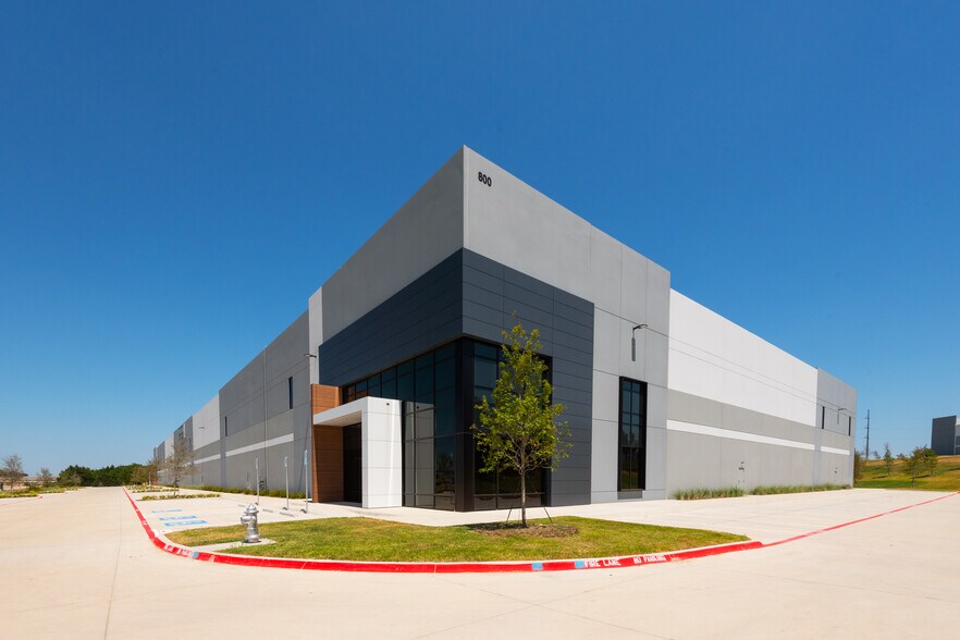 More Photos Of 800 S J Elmer Weaver Fwy, Cedar Hill Distribution For Sale