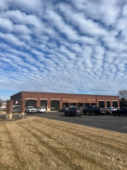 More Photos Of 100 Bridgepoint Way, South Saint Paul Flex For Sale