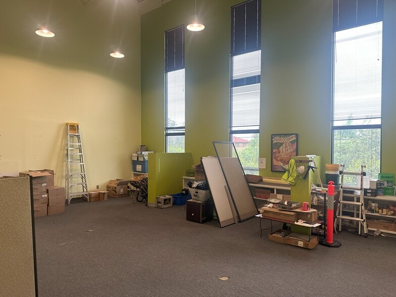 More Photos Of 25 Amflex Dr, Cranston Light Manufacturing For Sale