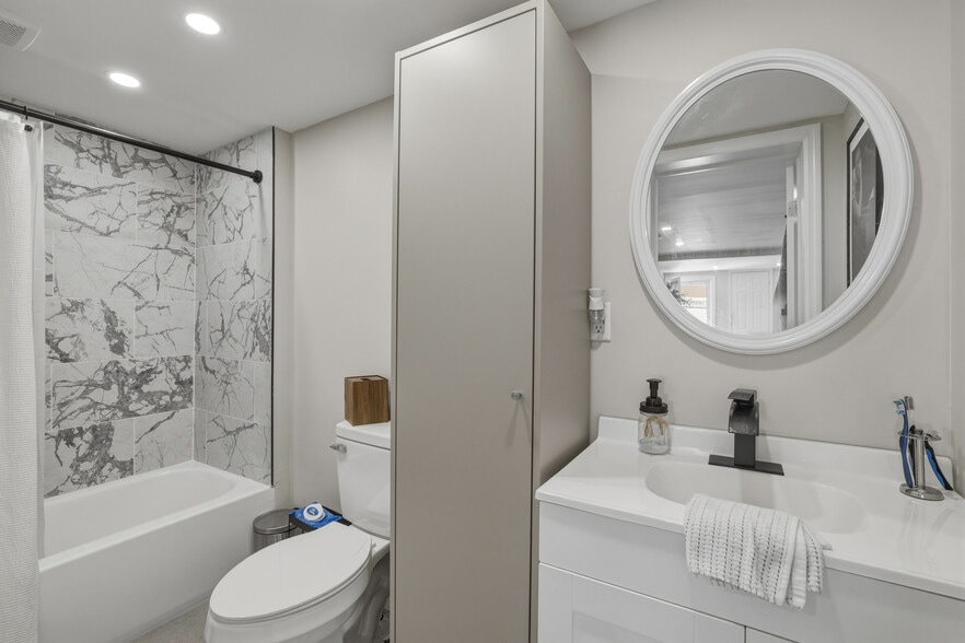 More Photos Of 150 N Delaware Ave, Lindenhurst Storefront Retail Residential For Sale