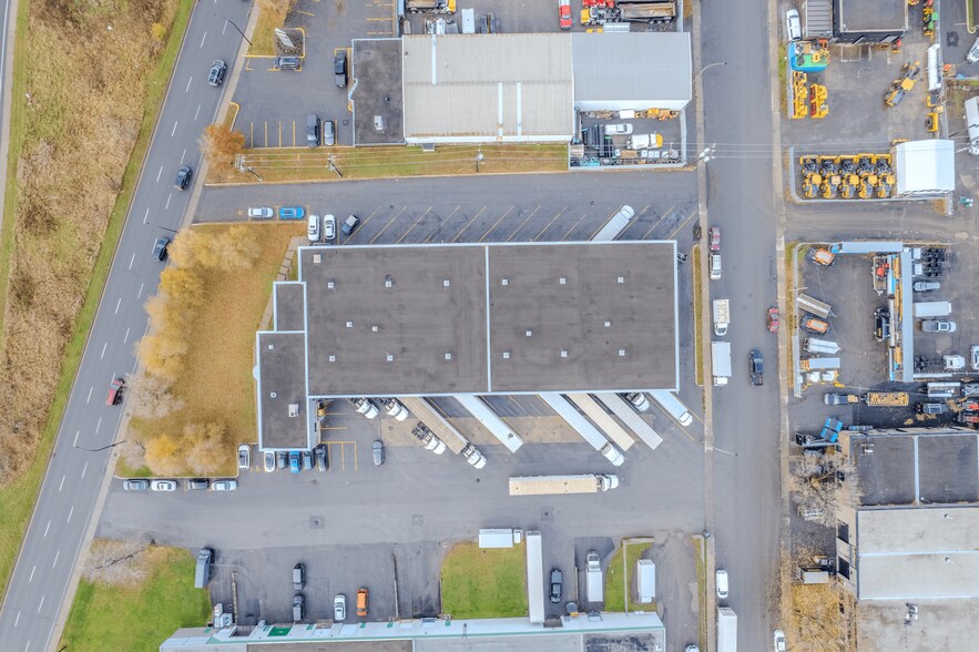 More Photos Of 13150 Boul Métropolitain E, Montréal Distribution For Sale