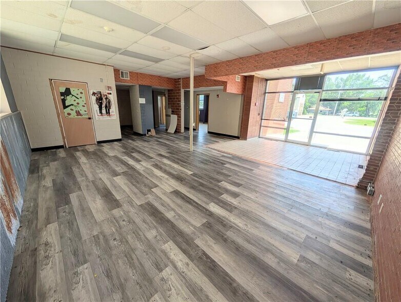 More Photos Of 910 New York St, Humboldt Freestanding For Sale