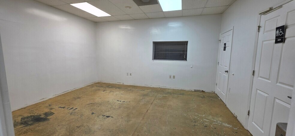 More Photos Of 7810 Kingspointe Pky, Orlando Warehouse For Lease