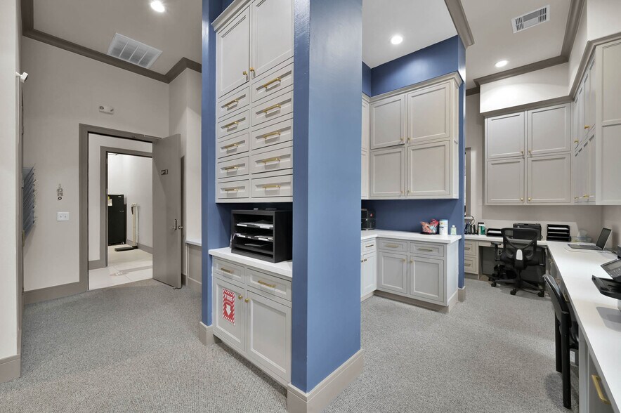 More Photos Of 8703 Meadowcroft Dr, Houston Medical For Sale