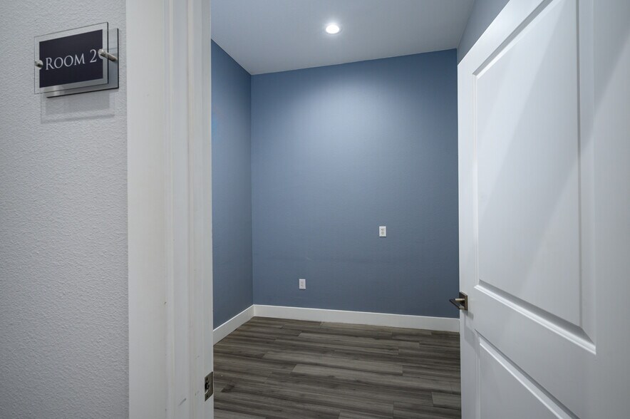 More Photos Of 1701 N US Highway 75, Sherman Medical For Lease