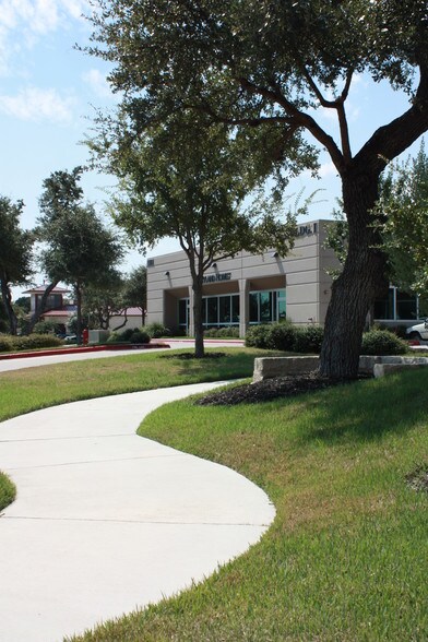 More Photos Of 1101 Arrow Point Dr, Cedar Park Flex For Lease